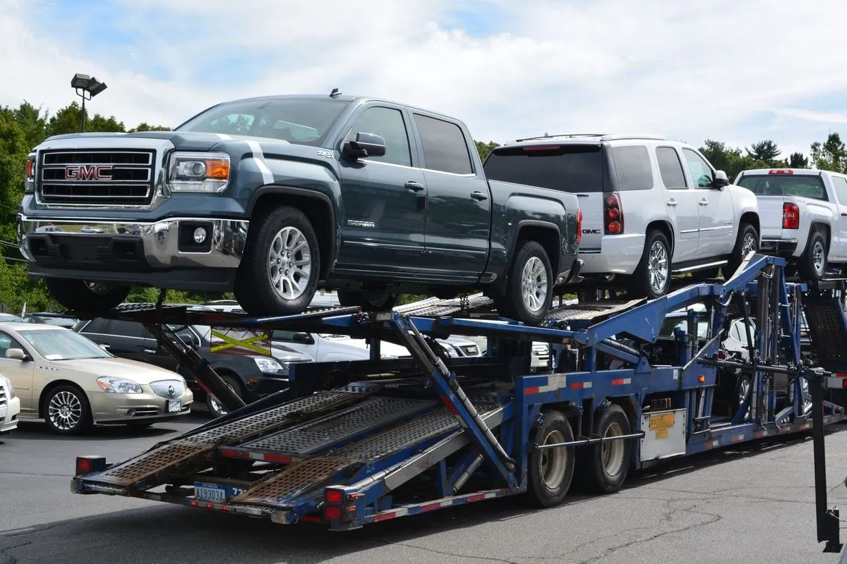 A carrier truck prioritizing an expedited vehicle shipment